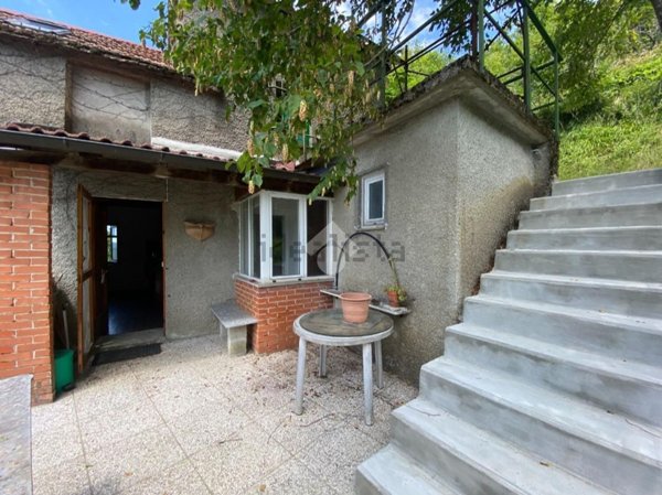appartamento in vendita a Montoggio in zona Casà