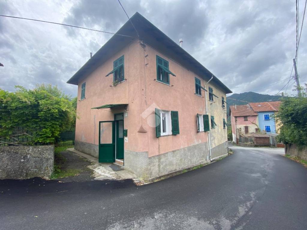 appartamento in vendita a Montoggio in zona Casà