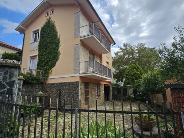 casa indipendente in vendita a Montoggio in zona Casà