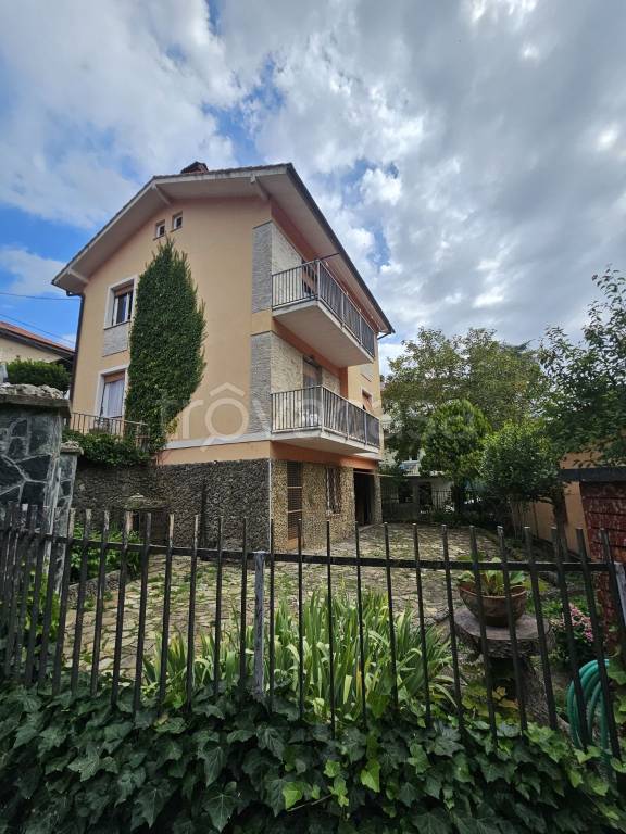 casa indipendente in vendita a Montoggio in zona Casà