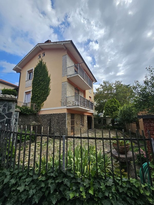 casa indipendente in vendita a Montoggio in zona Casà