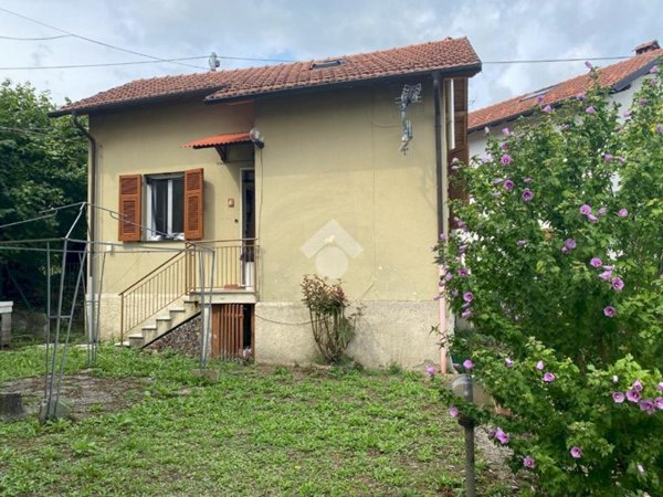 casa indipendente in vendita a Montoggio in zona Casà