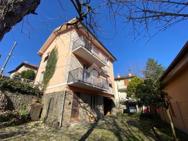 casa indipendente in vendita a Montoggio in zona Casà