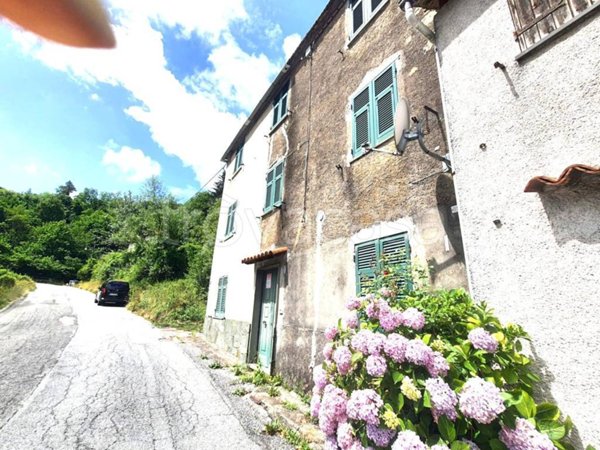 appartamento in vendita a Montoggio in zona Casà