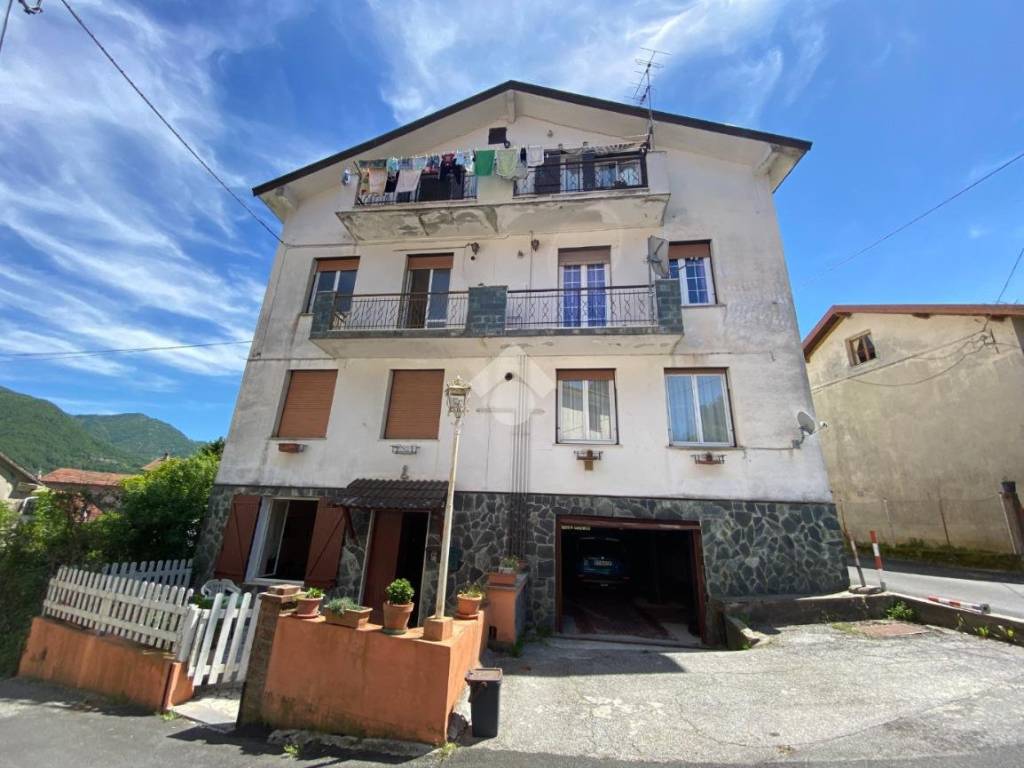 appartamento in vendita a Montoggio in zona Casà