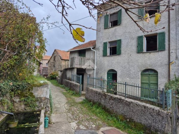 casa indipendente in vendita a Montoggio in zona Casà