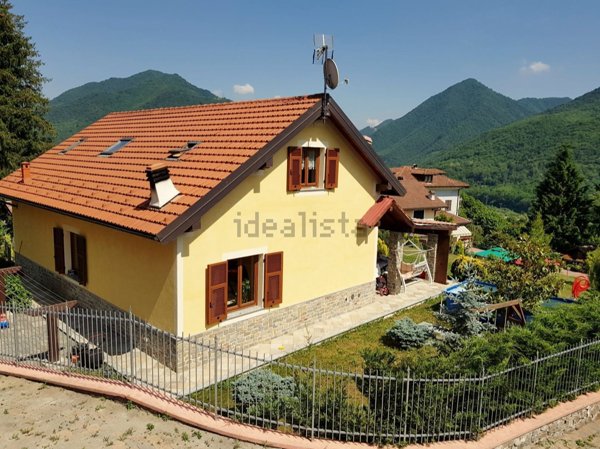 casa indipendente in vendita a Montoggio in zona Casà