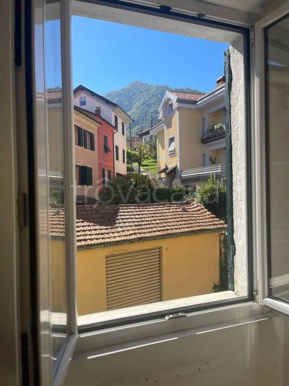 appartamento in vendita a Montoggio in zona Montoggio Centro