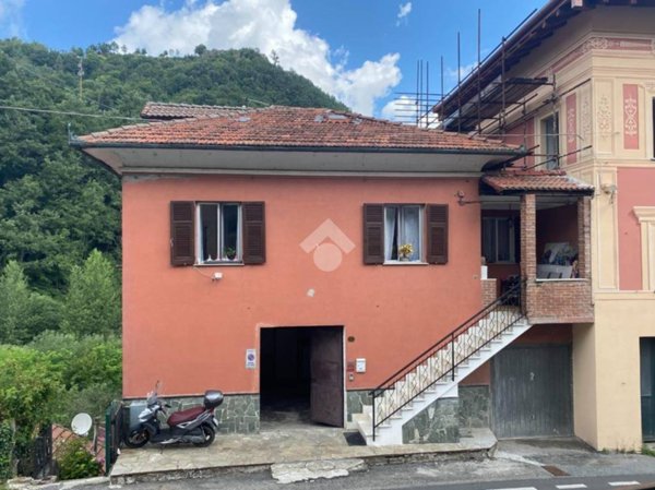 casa indipendente in vendita a Montoggio in zona Montoggio Centro