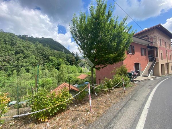 casa indipendente in vendita a Montoggio in zona Montoggio Centro