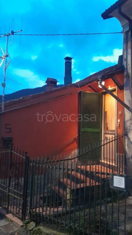 casa indipendente in vendita a Montoggio in zona Casà
