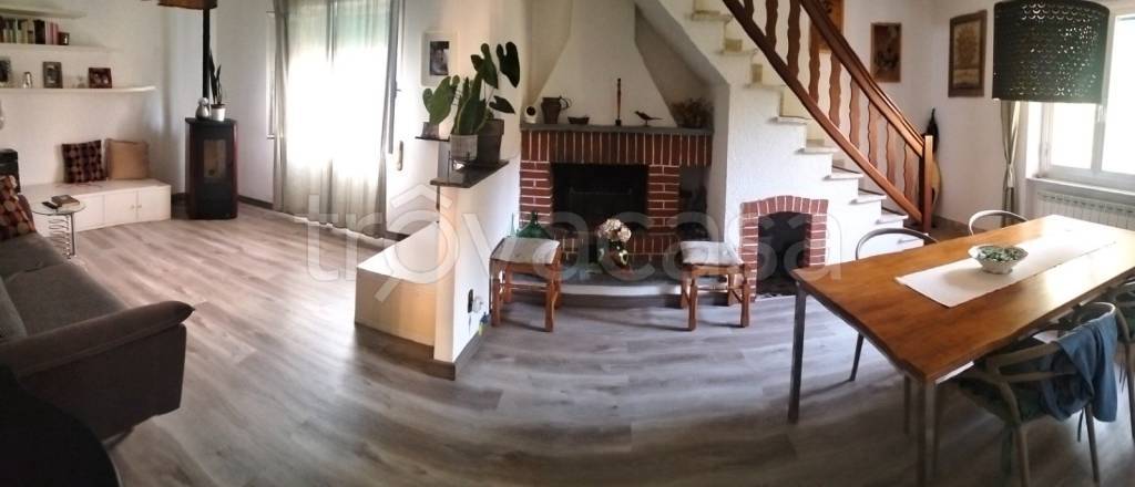 casa indipendente in vendita a Montoggio in zona Casà