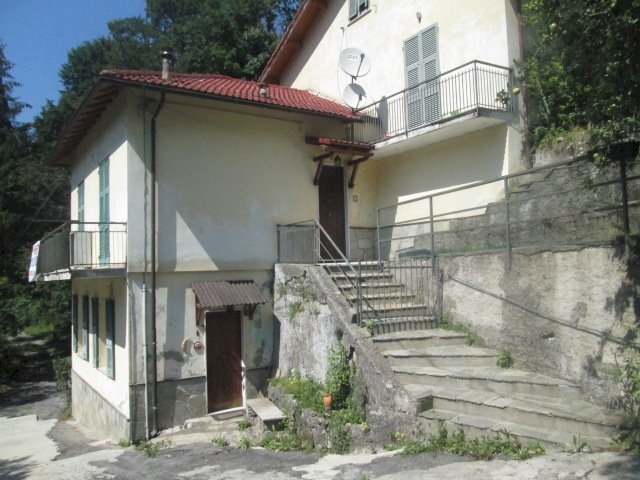 casa indipendente in vendita a Montoggio in zona Casà