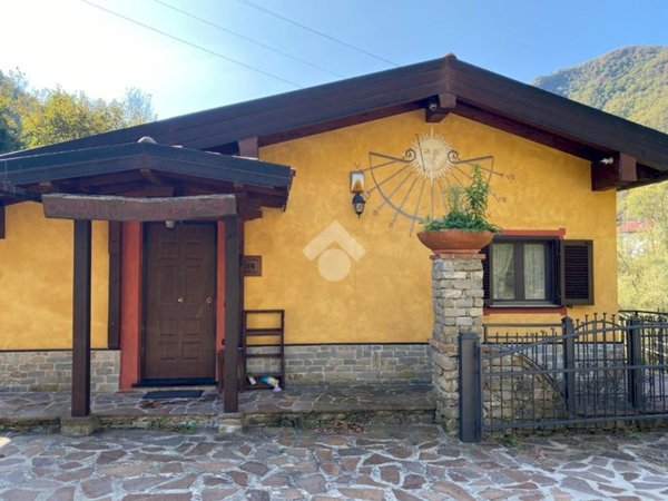 casa indipendente in vendita a Montoggio in zona Casà