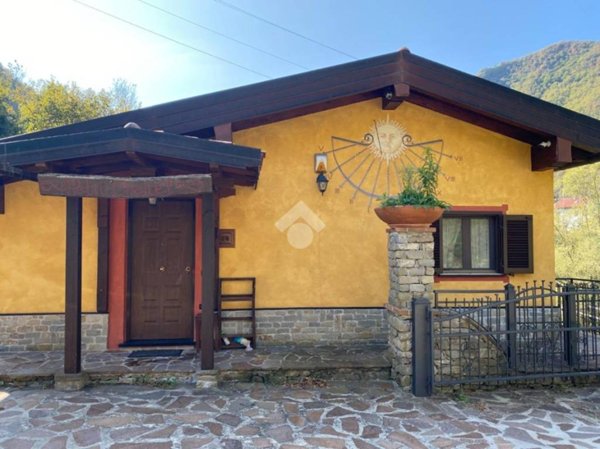 casa indipendente in vendita a Montoggio in zona Casà