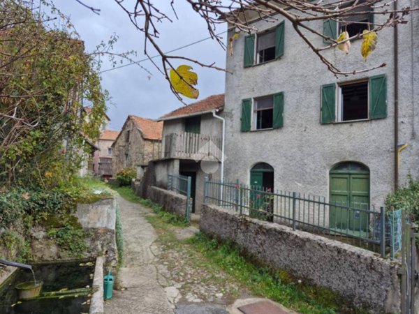 casa indipendente in vendita a Montoggio in zona Montemoro