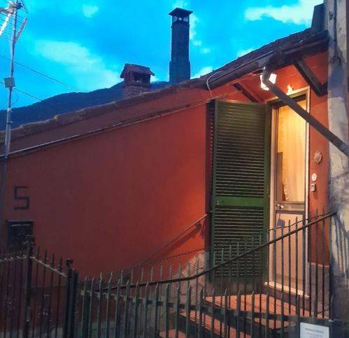 casa indipendente in vendita a Montoggio