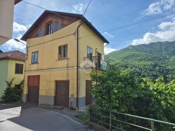 casa indipendente in vendita a Montoggio in zona Montoggio Centro