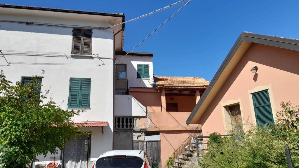appartamento in vendita a Montoggio in zona Costa