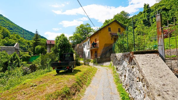 casa indipendente in vendita a Montoggio in zona Casà