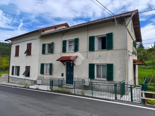 casa indipendente in vendita a Montoggio in zona Colletta