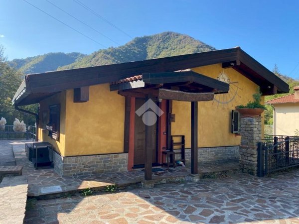 casa indipendente in vendita a Montoggio in zona Morasco