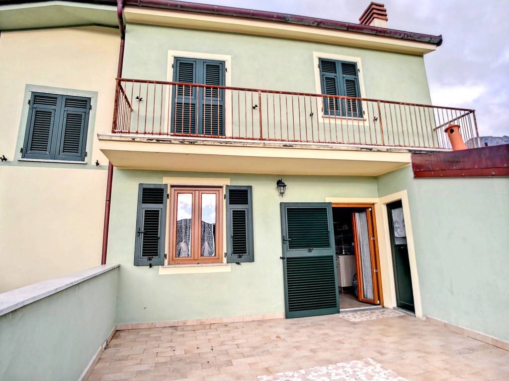casa indipendente in vendita a Ne