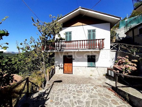 casa indipendente in vendita a Neirone in zona Lezzaruole