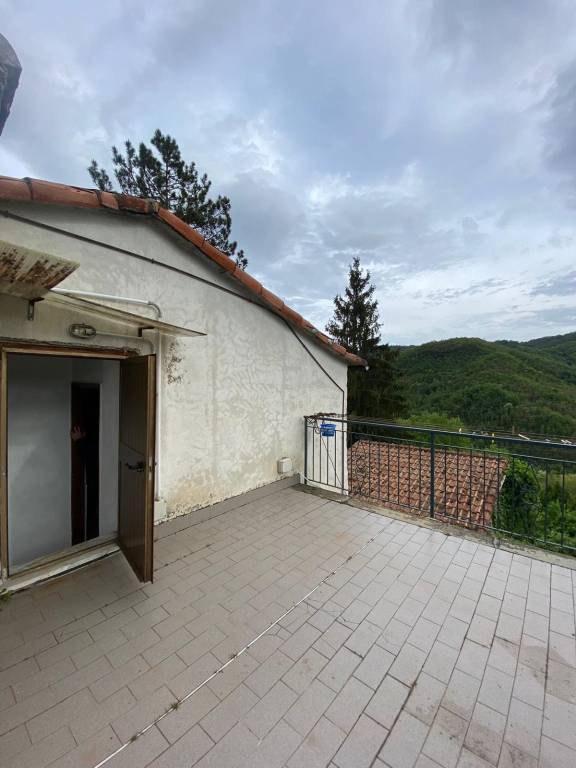 casa indipendente in vendita a Neirone in zona Acqua di Ognio