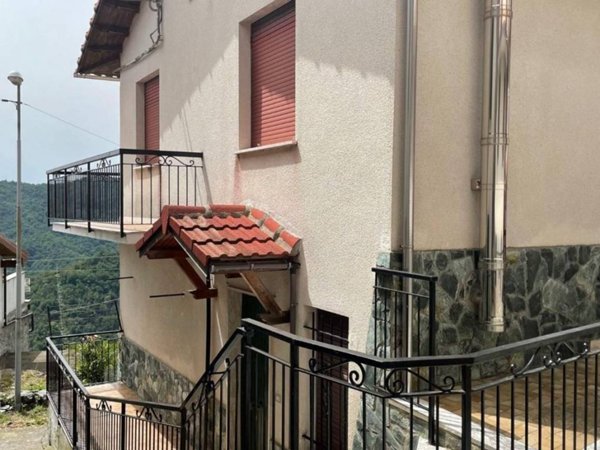 casa indipendente in vendita a Neirone in zona San Marco d'Urri