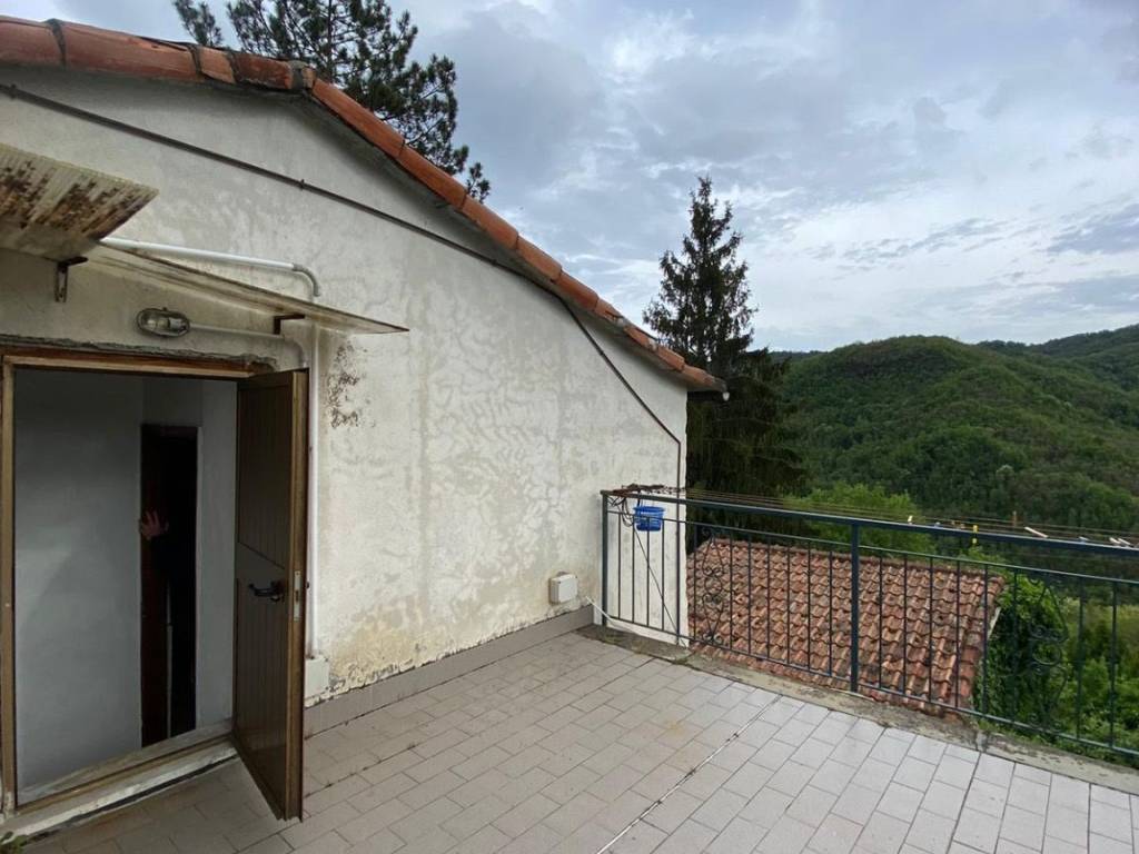 casa indipendente in vendita a Neirone in zona Acqua di Ognio
