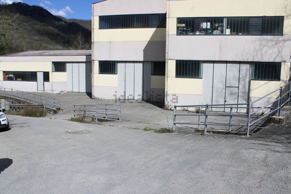 capannone in vendita a Neirone