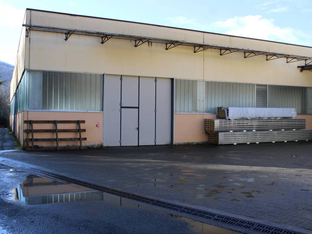 locale commerciale in vendita a Neirone