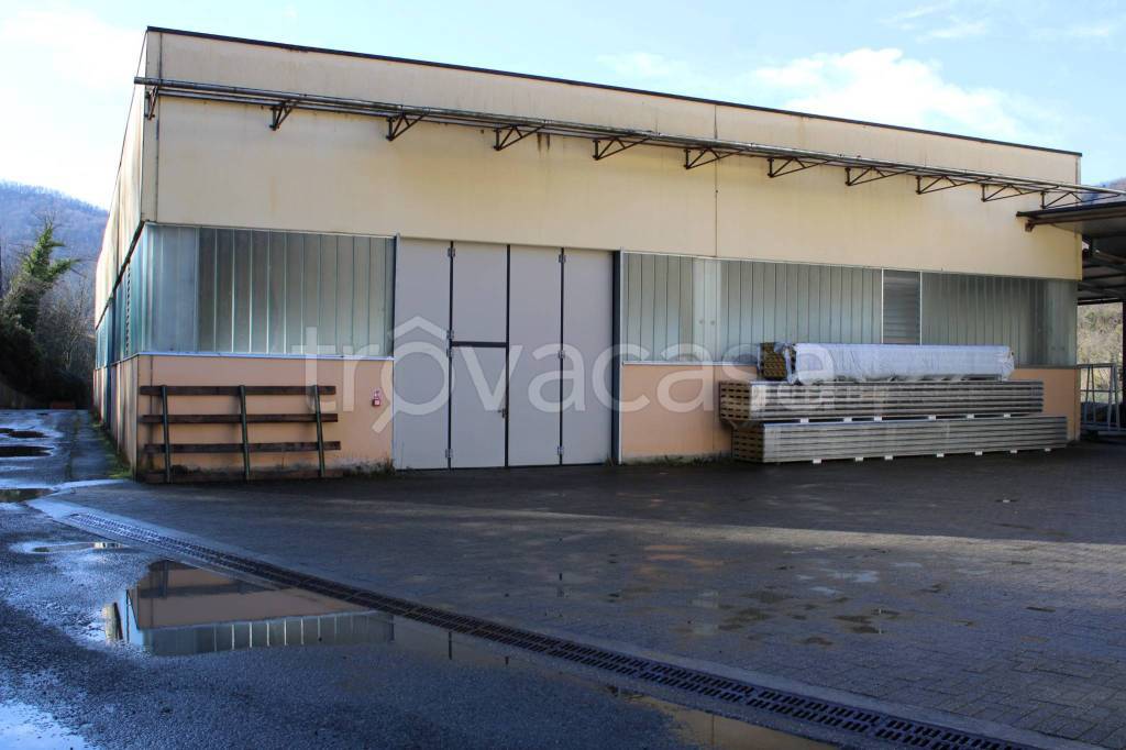 locale commerciale in vendita a Neirone