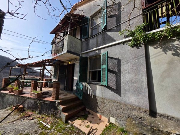 casa indipendente in vendita a Neirone in zona Roccatagliata