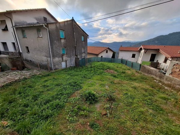 casa indipendente in vendita a Neirone in zona Lezzaruole