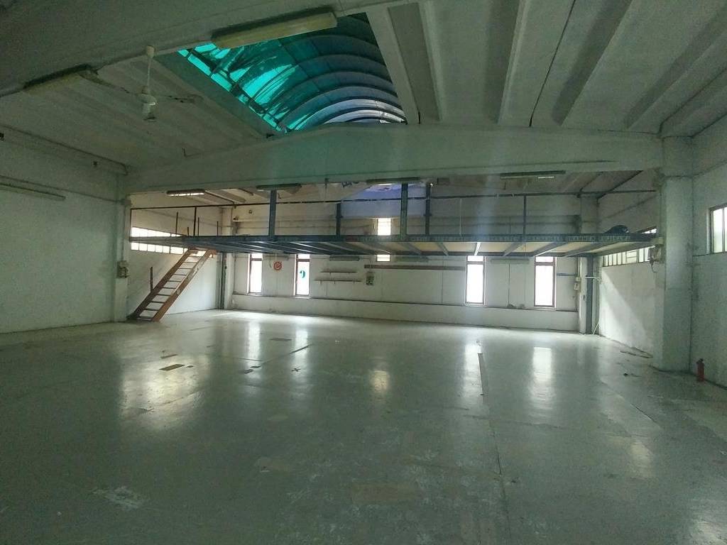 locale commerciale in vendita a Rapallo in zona Sant'Andrea di Foggia