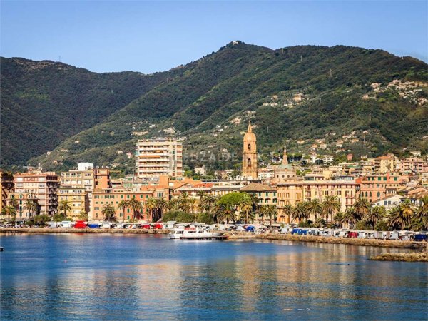 locale commerciale in vendita a Rapallo