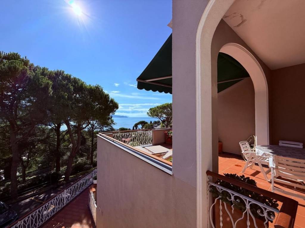 appartamento in vendita a Rapallo in zona San Michele di Pagana
