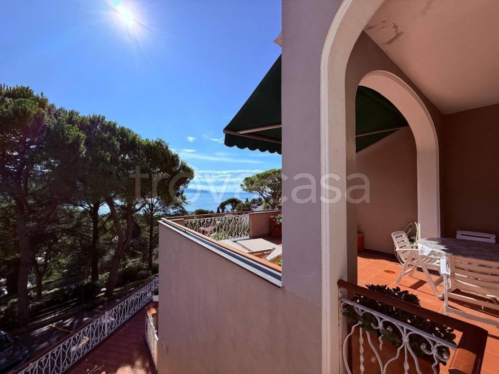 appartamento in vendita a Rapallo in zona San Michele di Pagana