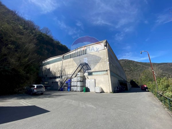 locale commerciale in vendita a Recco