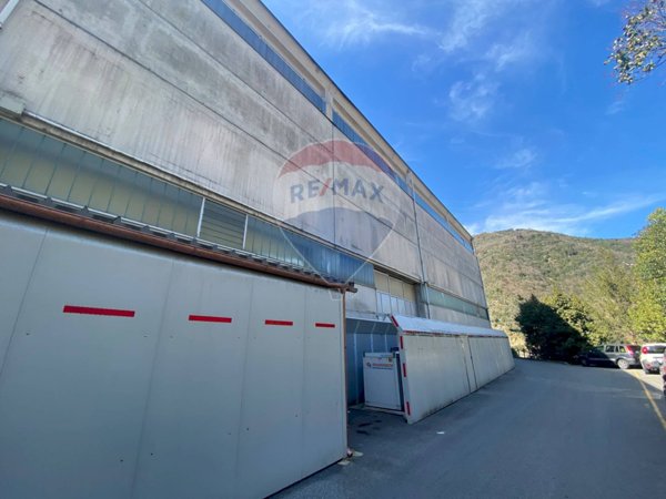 locale commerciale in vendita a Recco