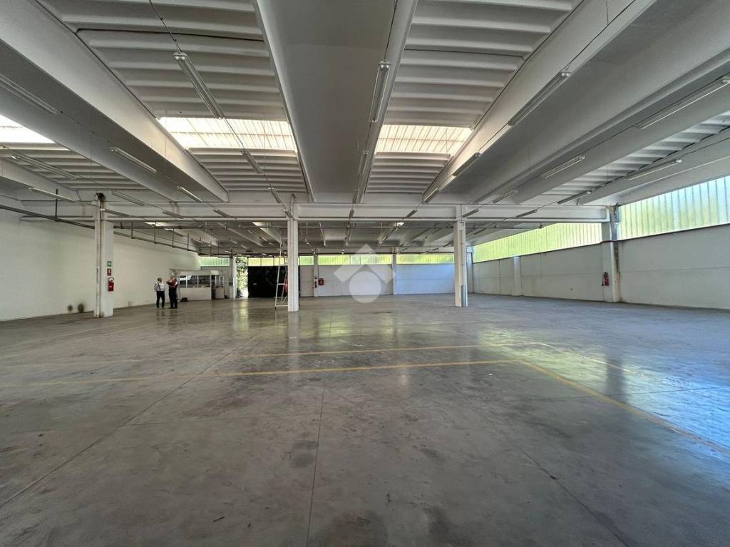 locale commerciale in vendita a Recco