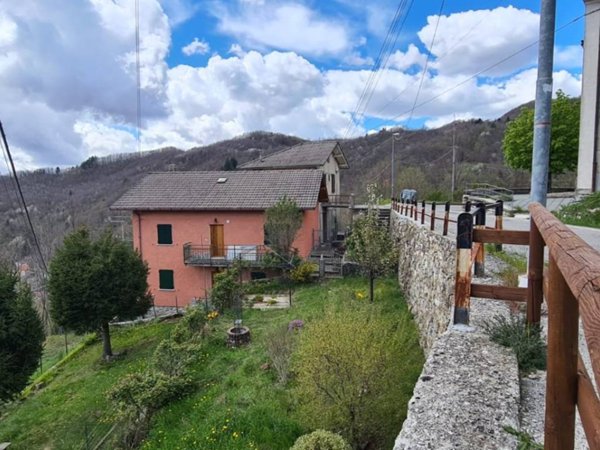 casa indipendente in vendita a Rezzoaglio in zona Piano