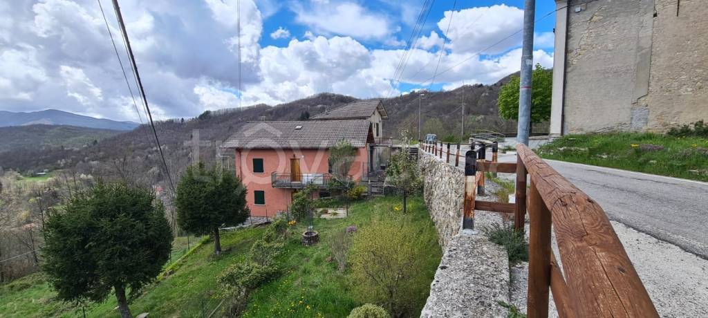 casa indipendente in vendita a Rezzoaglio in zona Piano