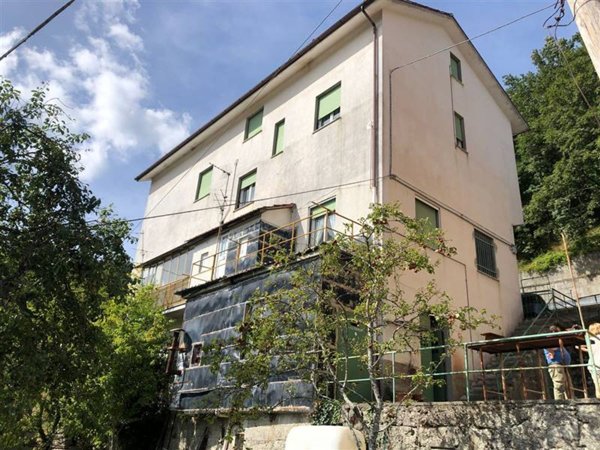 casa indipendente in vendita a Rezzoaglio in zona Piano