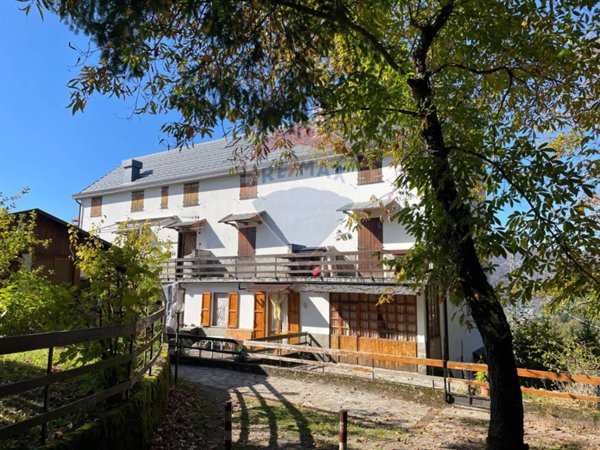 appartamento in vendita a Rezzoaglio in zona Piano