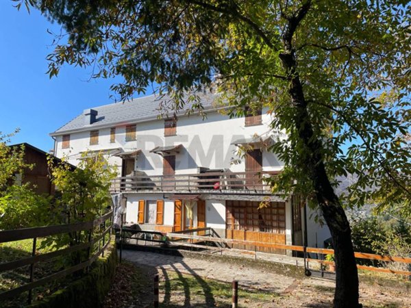 appartamento in vendita a Rezzoaglio in zona Piano