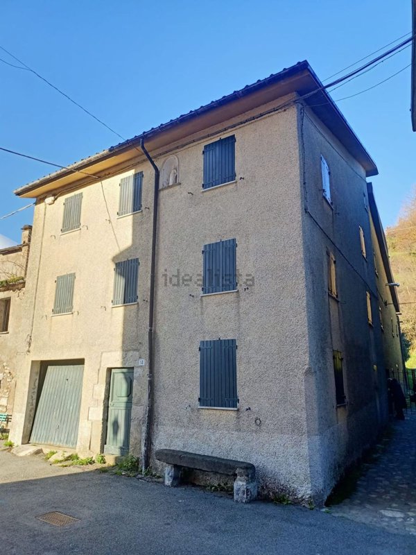 esavano in vendita a Rezzoaglio in zona Cabanne