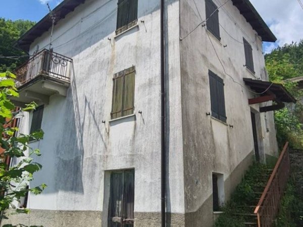 casa indipendente in vendita a Rezzoaglio in zona Piano